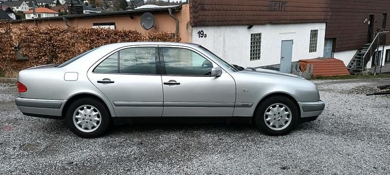 Brugt Mercedes E200 1997 Sølv Sedan