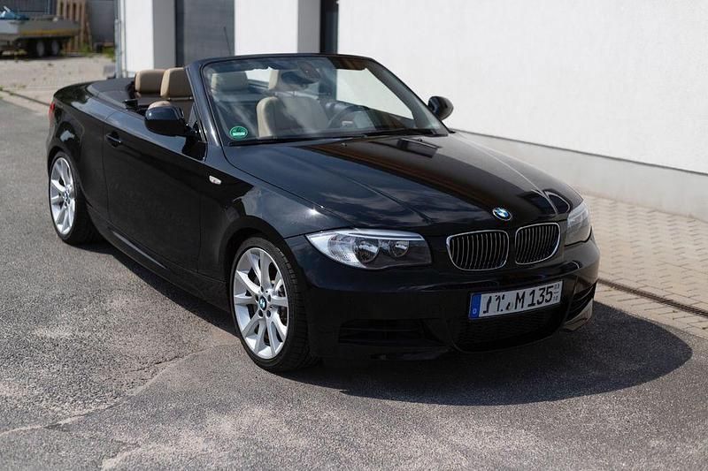 Schwarz Gebraucht 2011 BMW 135 Cabriolet Advantage Cabrio | 22.950 € (Fairer Preis) - Bild 1/4