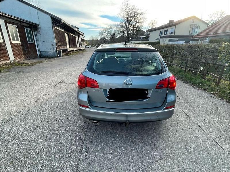 Gebraucht Opel Astra Edition 140 PS (102 kW) 2012 Grau Kombi