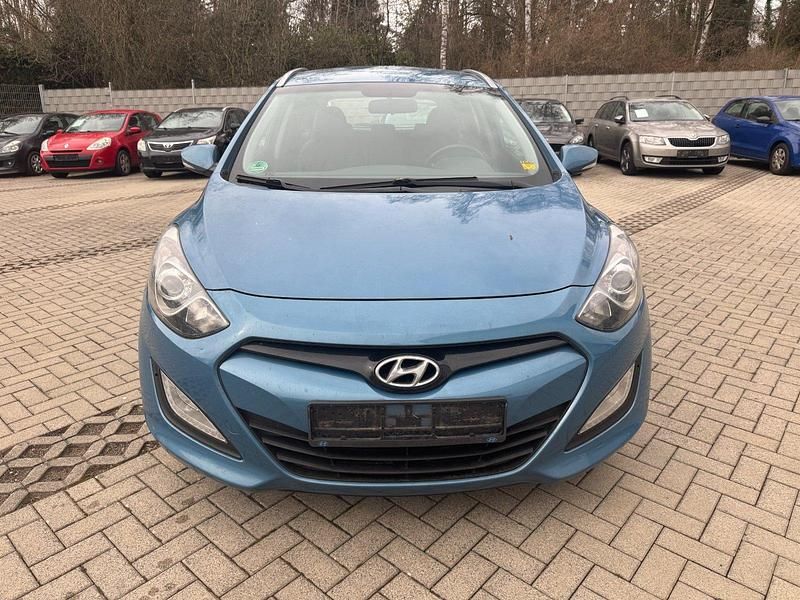 Gebraucht Hyundai i30 Intro Edition 110 PS (80 kW) 2012 Blau Kombi