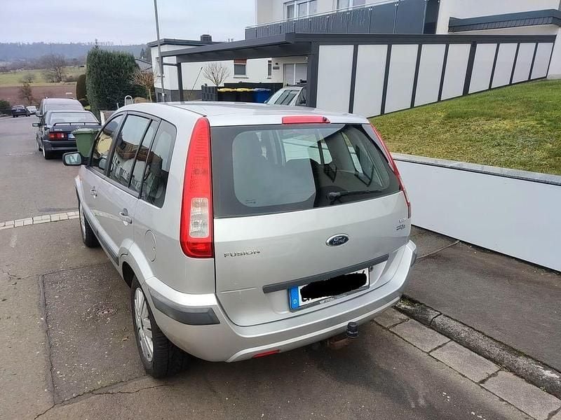 Gebraucht Ford Fusion Style 90 PS (66 kW) 2009 Silber Limousine