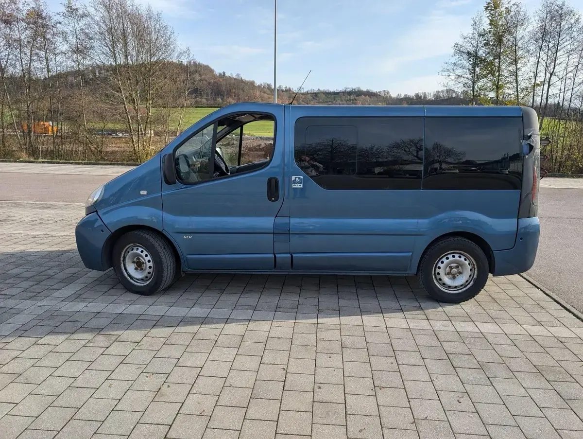 Używany Opel Vivaro 135 KM (99 kW) 2005 Niebieski Minivan