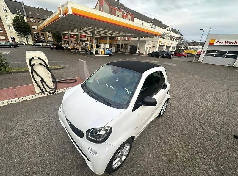 Weiß Gebraucht 2018 Smart ForTwo Electric Drive Coupé | 7.500 € - Bild 1/4