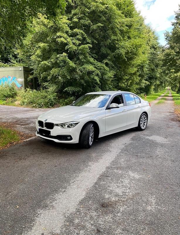 Weiß Gebraucht 2018 BMW 320 Limousine | 22.800 € (Fairer Preis) - Bild 1/4