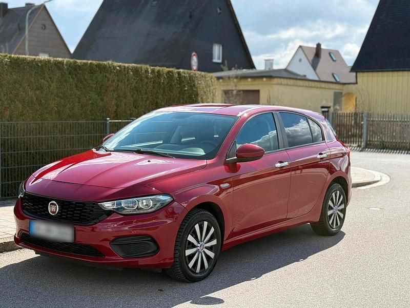 Gebraucht Fiat Tipo 120 PS (88 kW) 2017 Rot Limousine