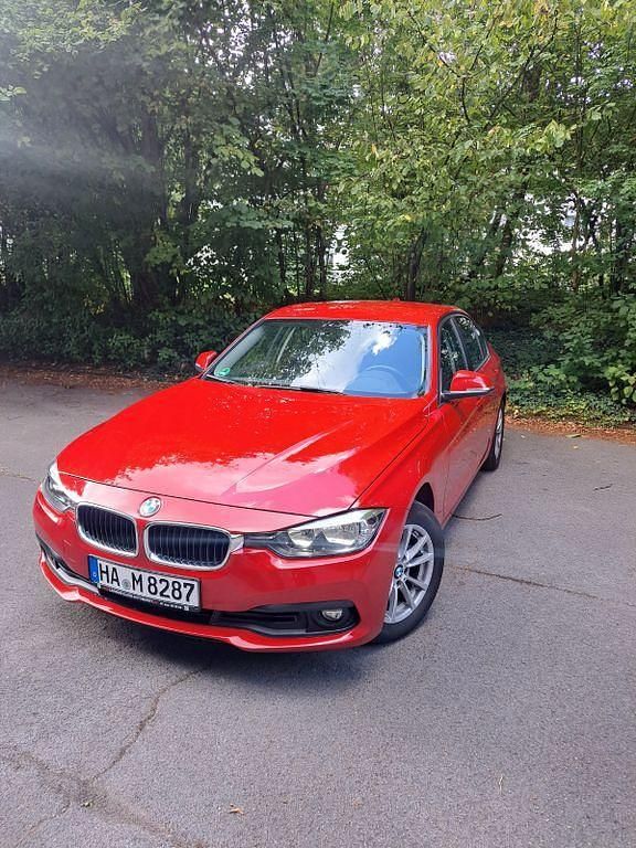 Rot Gebraucht 2017 BMW 318 Limousine | 15.500 € (Fairer Preis) - Bild 1/4