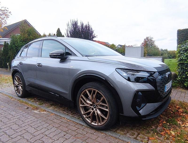 Grau Gebraucht 2023 Audi Q4 e-tron Edition .1 SUV | 39.900 € (Fairer Preis) - Bild 1/4