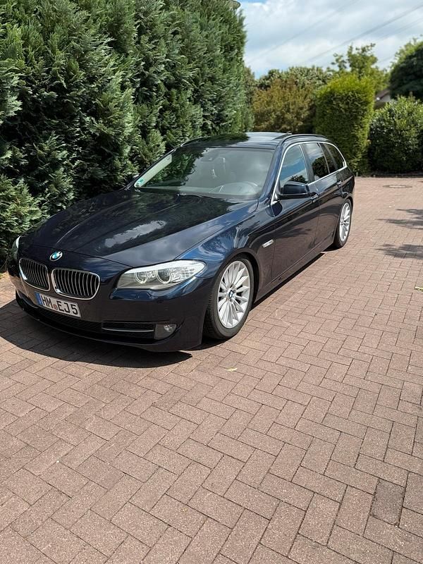 Blau Gebraucht 2011 BMW 520 Kombi | 9.990 € (Fairer Preis) - Bild 1/4