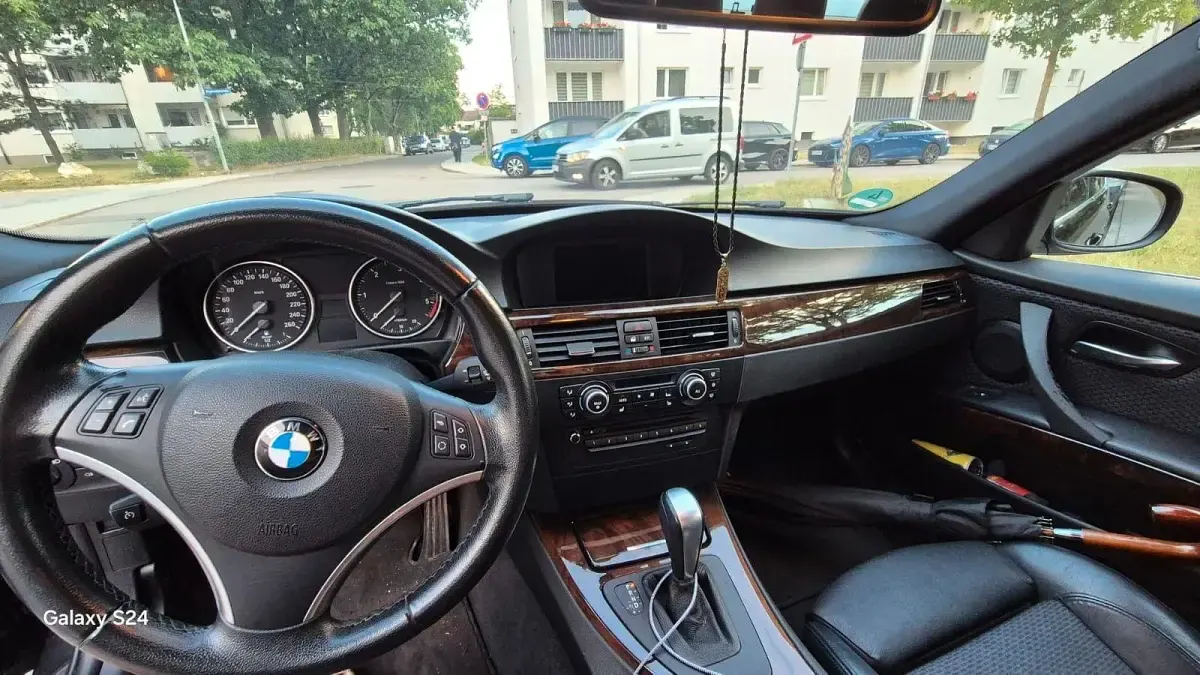 Gebraucht BMW 330 245 PS (180 kW) 2010 Schwarz Limousine