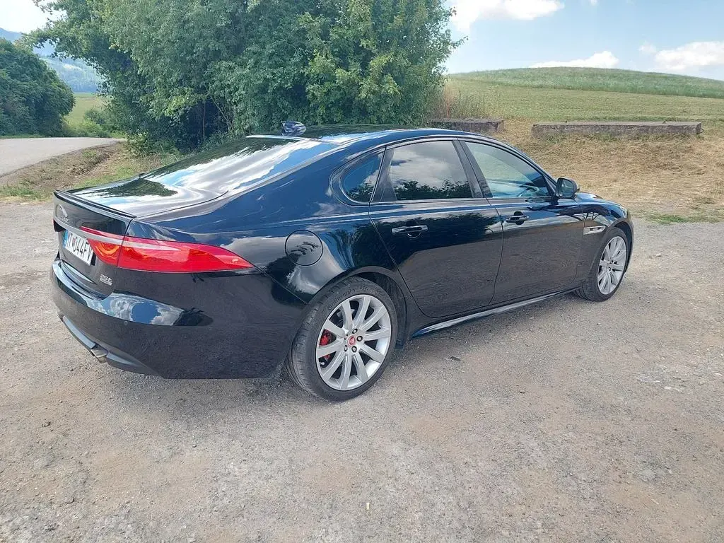 Gebraucht Jaguar XF R-Sport 250 PS (183 kW) 2018 Schwarz Limousine