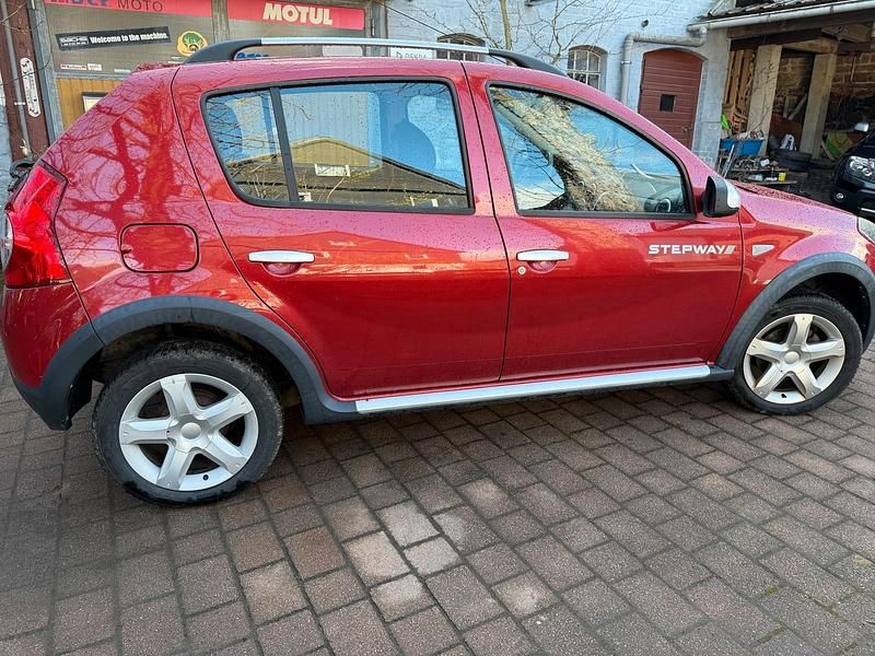 Gebraucht Dacia Sandero Stepway 85 PS (62 kW) 2012 Rot Limousine
