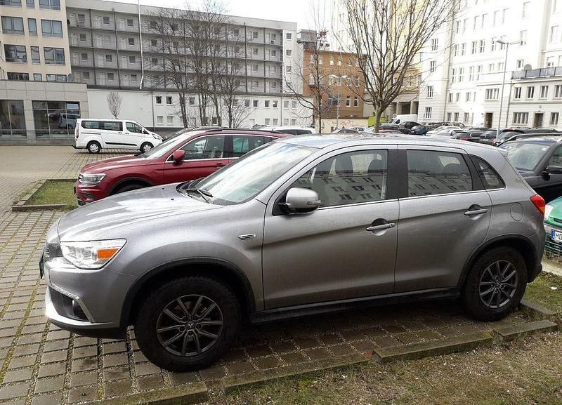Grau Gebraucht 2017 Mitsubishi ASX Diamant Edition SUV | 12.600 € (Fairer Preis) - Bild 1/4