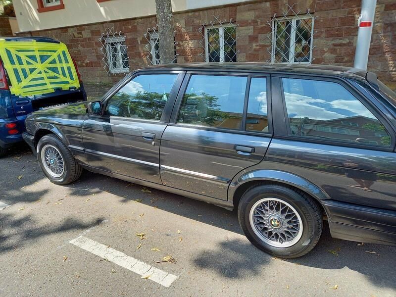 Schwarz Gebraucht 1993 BMW 316 Kombi | 6.200 € - Bild 1/4