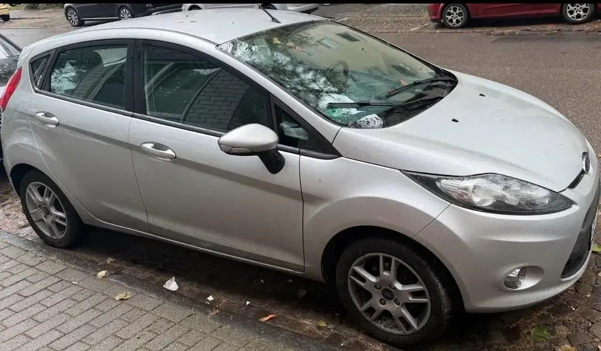 Gebraucht Ford Fiesta 95 PS (69 kW) 2012 Silber Kleinwagen