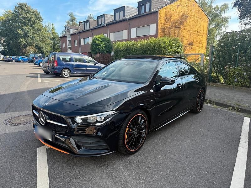 Schwarz Gebraucht 2019 Mercedes CLA200 AMG line Limousine | 29.500 € - Bild 1/4