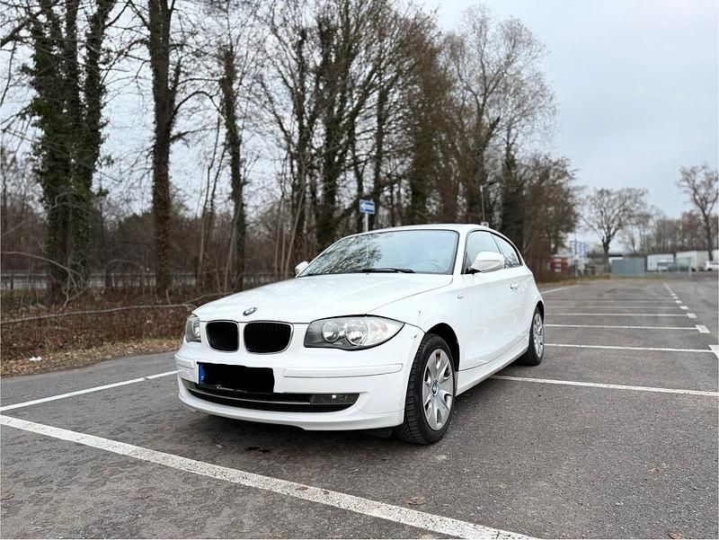Weiß Gebraucht 2010 BMW 116 Kleinwagen | 2.750 € (Fairer Preis) - Bild 1/4