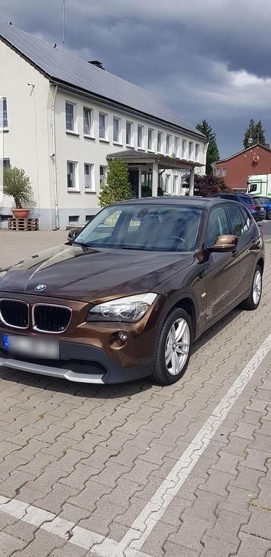 Braun Gebraucht 2011 BMW X1 SUV | 5.900 € (Fairer Preis) - Bild 1/4