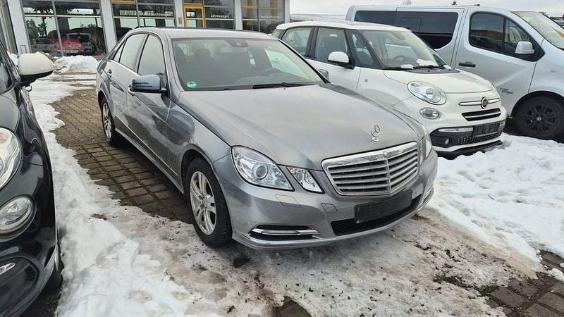 Silber Gebraucht 2012 Mercedes E200 Limousine | 6.490 € (Superpreis) - Bild 1/4
