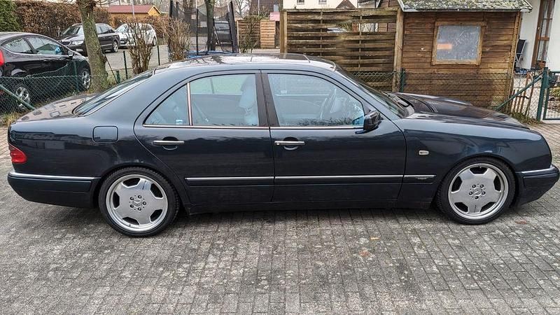 Gebraucht Mercedes E320 220 PS (161 kW) 1995 Blau Limousine