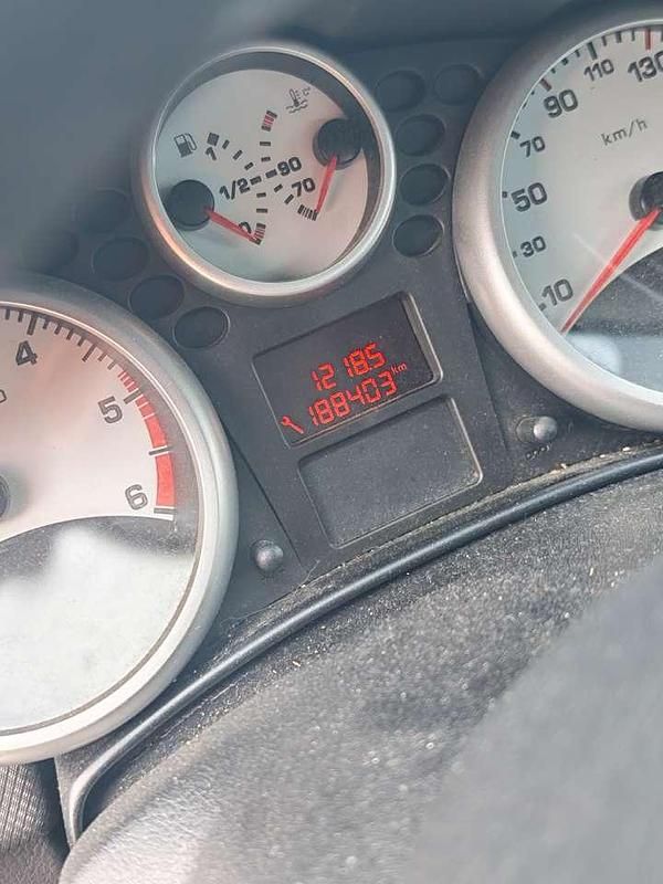 Gebraucht Peugeot 207 Filou 92 PS (67 kW) 2011 Weiß Limousine