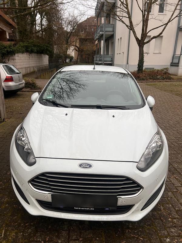Gebraucht Ford Fiesta 80 PS (58 kW) 2014 Weiß Kleinwagen
