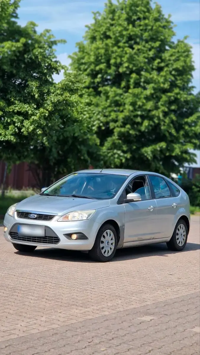 Gebraucht Ford Focus 100 PS (73 kW) 2009 Silber Limousine