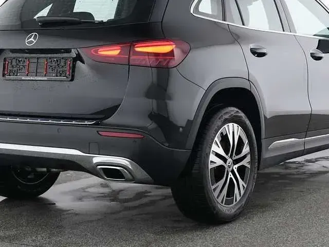 Gebraucht Mercedes GLA200 Progressive 163 PS (119 kW) 2025 Metalliclack kosmosschwarz SUV