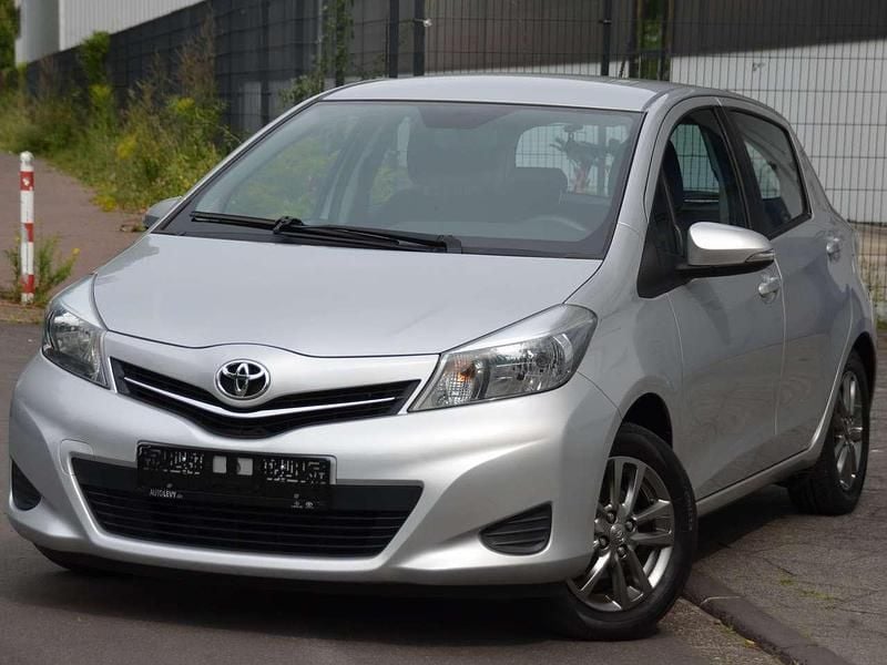 Ultra silver Gebraucht 2014 Toyota Yaris Edition Kleinwagen | 6.890 € (Fairer Preis) - Bild 1/4