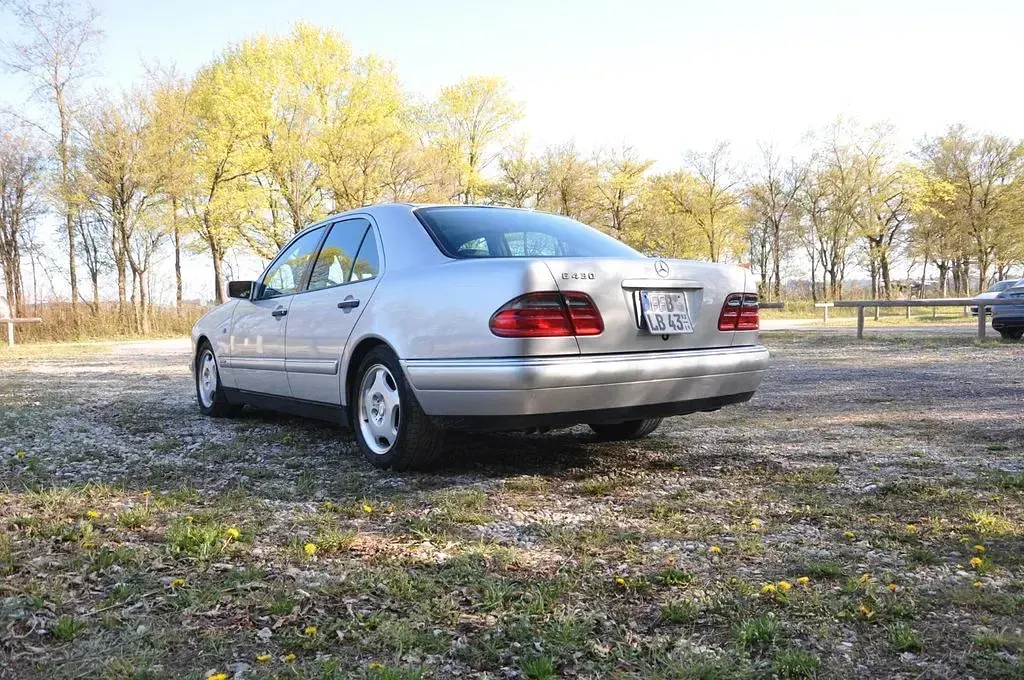 Gebraucht Mercedes E430 Avantgarde 279 PS (205 kW) 1998 Silber Limousine