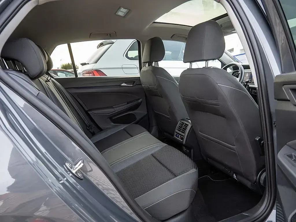 Gebraucht VW Golf VIII Active 150 PS (110 kW) 2022 Grau Limousine