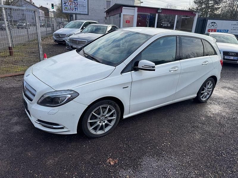 Gebraucht Mercedes B200 156 PS (114 kW) 2012 Weiß Van / Kleinbus