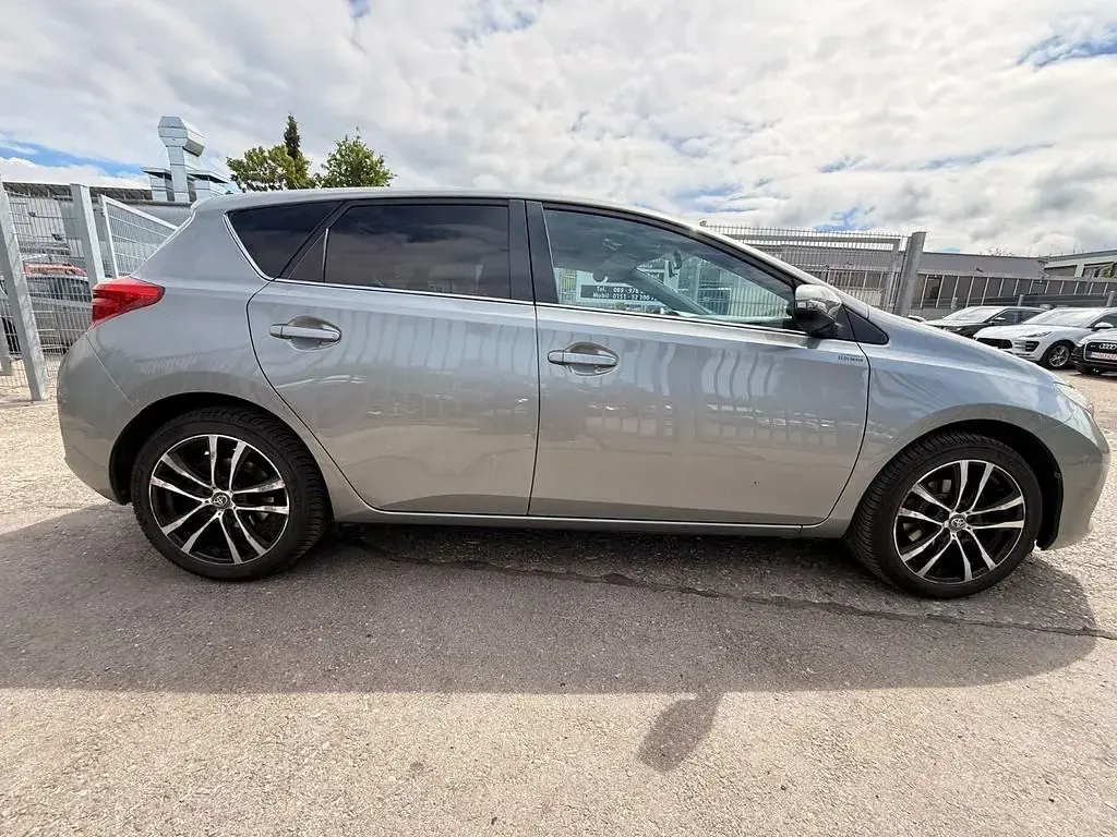 Gebraucht Toyota Auris 132 PS (97 kW) 2015 Silber Limousine