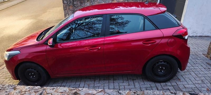 Rot Gebraucht 2017 Hyundai i20 Classic Kleinwagen | 7.000 € (Fairer Preis) - Bild 1/4