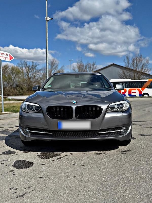 Gebraucht BMW 520 184 PS (135 kW) 2012 Grau Kombi