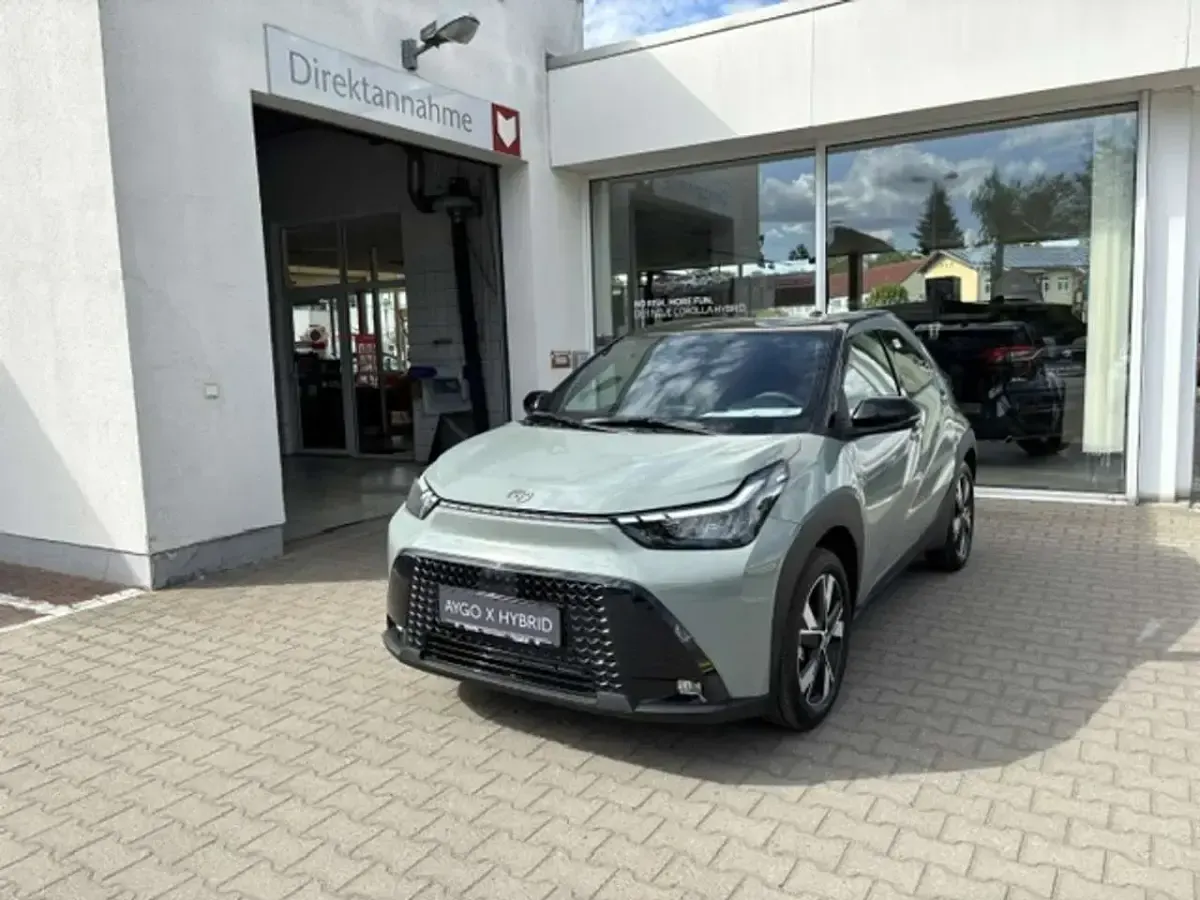 Neu Toyota Aygo X 117 PS (86 kW) 2026 Urban khaki/black SUV