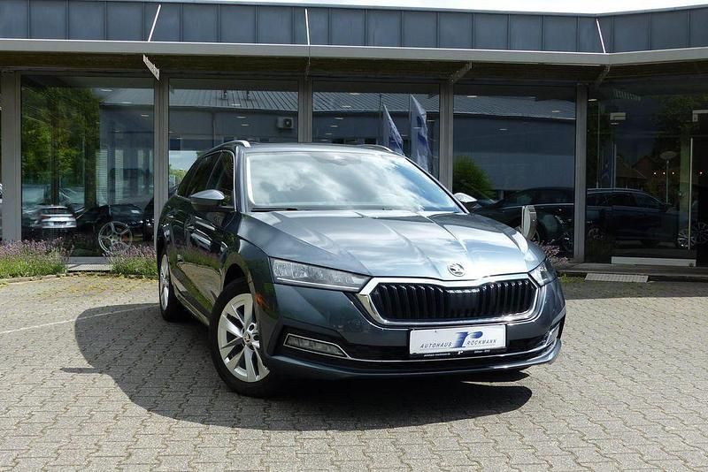 Quarzgrau metallic Gebraucht 2021 Skoda Octavia Executive Kombi | 23.480 € (Fairer Preis) - Bild 1/4