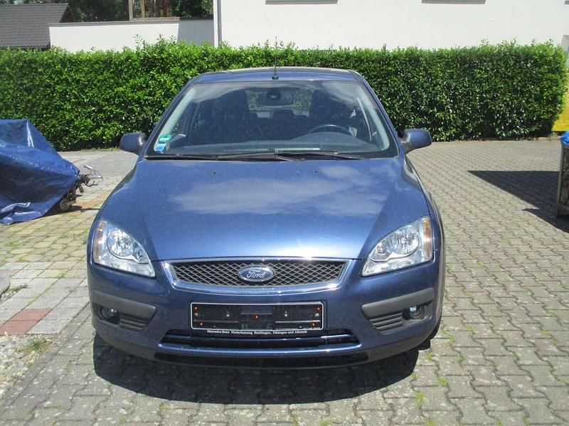 Blau Gebraucht 2006 Ford Focus Titanium Limousine | 2.700 € (Fairer Preis) - Bild 1/4
