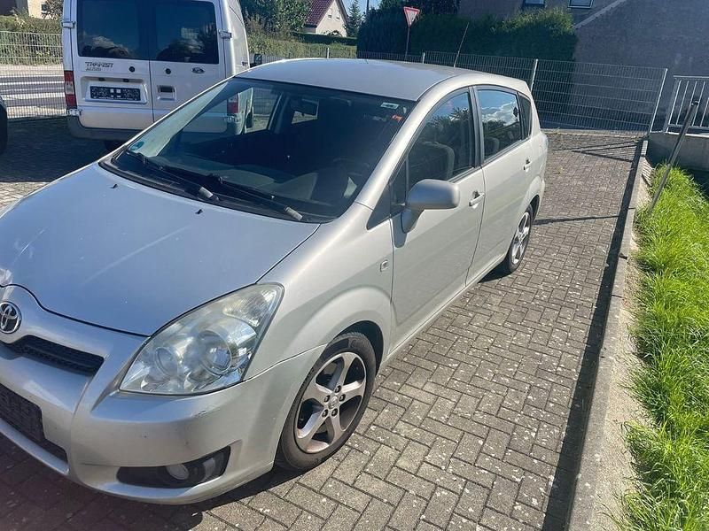 Silber Gebraucht 2009 Toyota Corolla Verso Van / Kleinbus | 2.300 € (Fairer Preis) - Bild 1/4