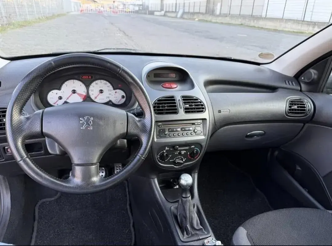 Gebraucht Peugeot 206 68 PS (50 kW) 2008 Grau Kleinwagen