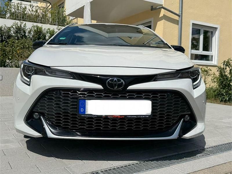 Weiß Gebraucht 2022 Toyota Corolla Sport Kombi | 28.550 € (Etwas zu teuer) - Bild 1/4