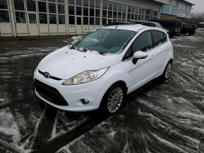 Weiß Gebraucht 2011 Ford Fiesta Titanium Limousine | 2.790 € (Guter Preis) - Bild 1/4