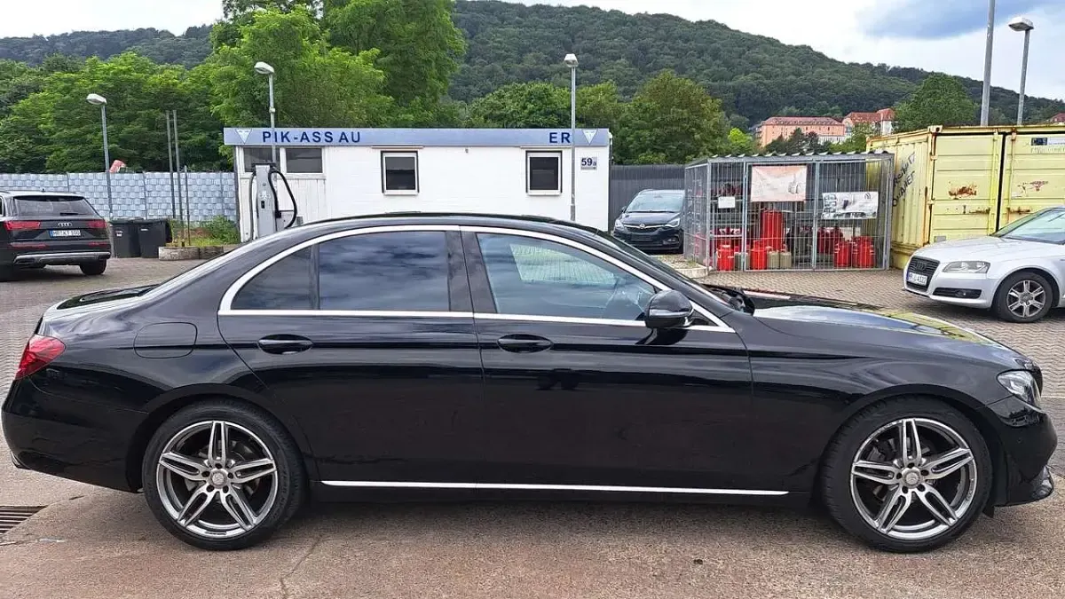 Gebraucht Mercedes E220 Avantgarde 194 PS (142 kW) 2016 Tiefschwarz Limousine