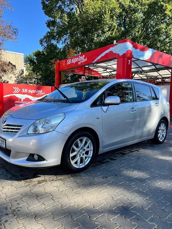 Silber Gebraucht 2009 Toyota Verso Van / Kleinbus | 6.200 € (Fairer Preis) - Bild 1/4