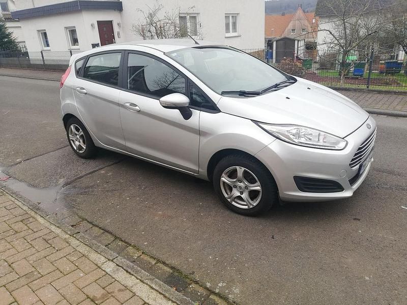 Silber Gebraucht 2015 Ford Fiesta Trend Limousine | 4.500 € (Fairer Preis) - Bild 1/4