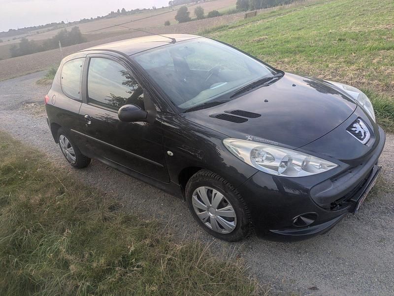 Grau Gebraucht 2011 Peugeot 206+ Kleinwagen | 2.600 € (Fairer Preis) - Bild 1/4