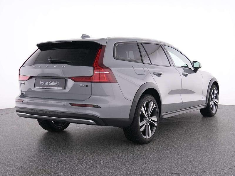 Gebraucht Volvo V60 CC Plus 197 PS (144 kW) 2023 Vapour grey / metallic Kombi
