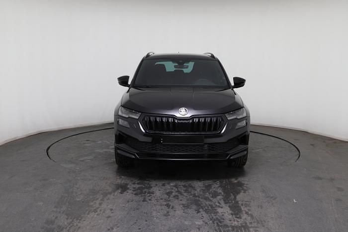 Neu Skoda Karoq SportLine 150 PS (110 kW) 2025 Schwarz, magic schwarz (1z) SUV
