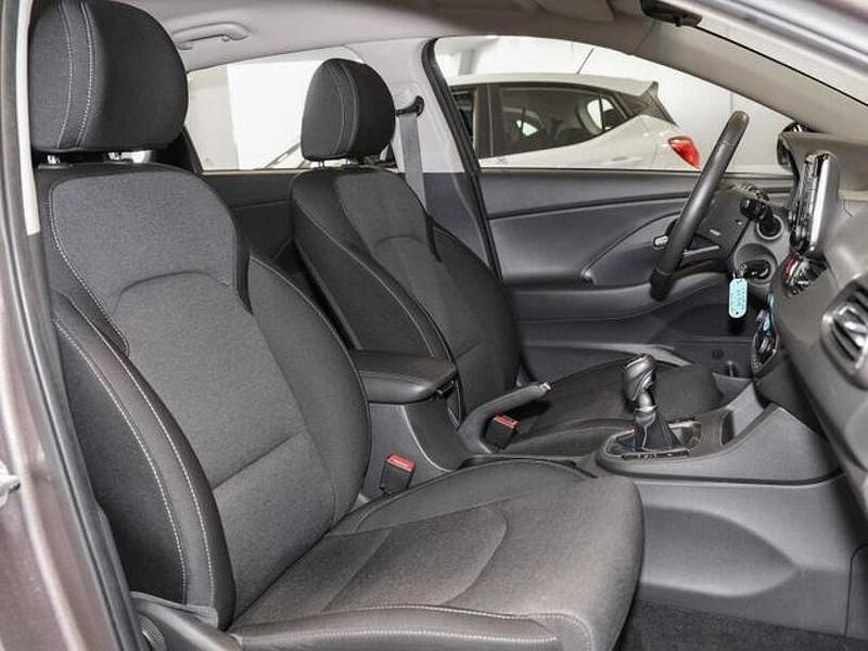 Silky bronze / met Gebraucht 2022 Hyundai i30 Trend Limousine | 13.280 € (Fairer Preis) - Bild 1/1