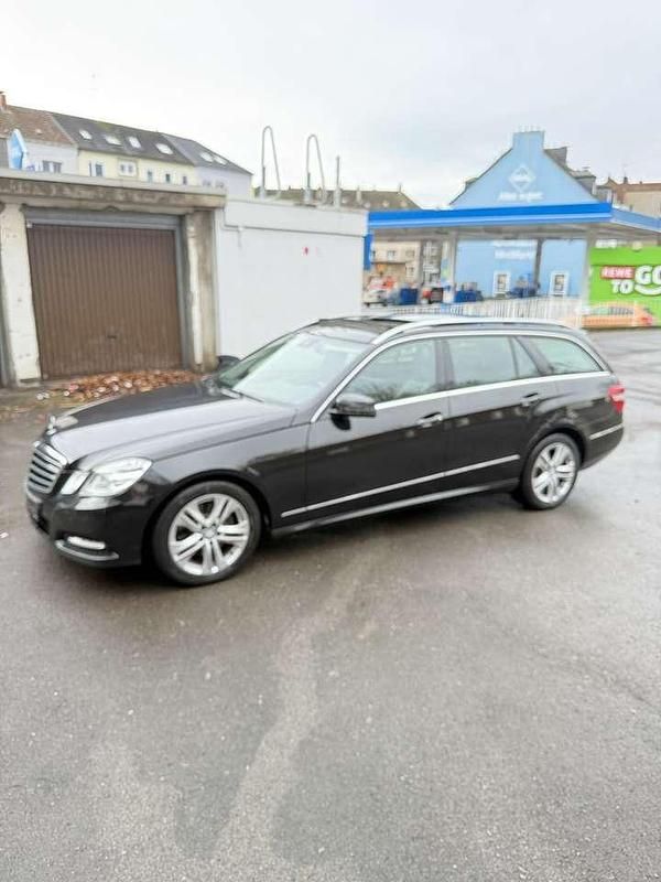 Gebraucht Mercedes E300 204 PS (150 kW) 2013 Schwarz Kombi