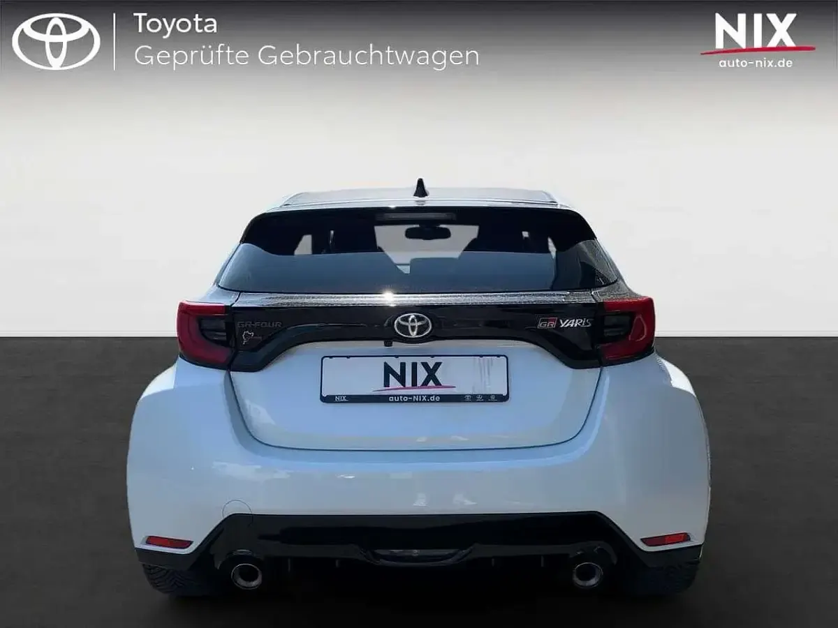 Gebraucht Toyota Yaris Basis 261 PS (191 kW) 2024 Platinumweiss perleffekt Kleinwagen